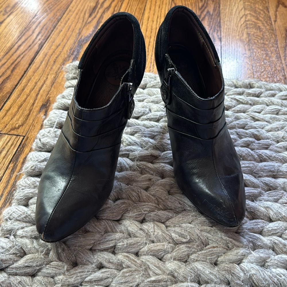 Modern Vintage Size 39 Black zip up bootie